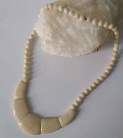 Collier en graine de tagua sculptée, fermoir à visser incrusté dans les perles. Ivoire végétal  couleur naturelle- 100% écologique